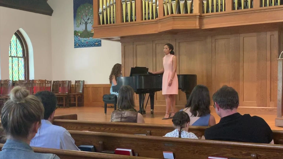 Maria sings "'A vucchella" by Paolo Tosti.